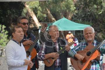 Emotivo acto de descubrimiento de la placa del pasaje que recuerda al periodista Adolfo Santana en Cernícalos (Foto TA)